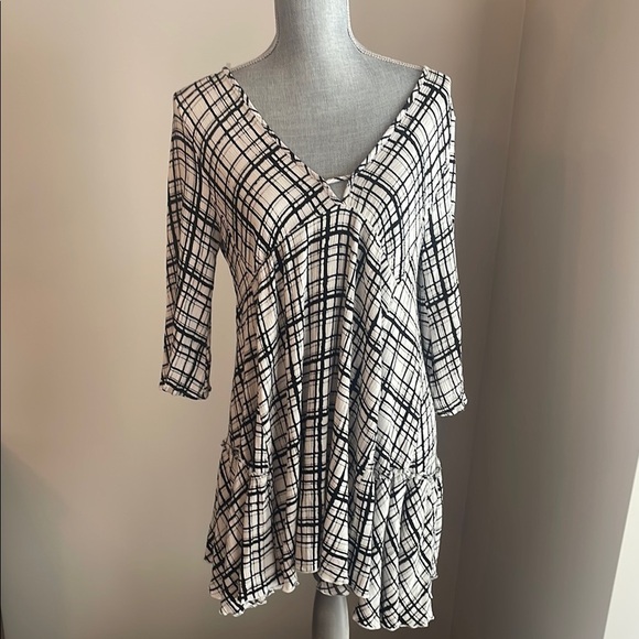 Carly Jean Los Angeles Black and White Tunic with V-Neck, size L - Picture 4 of 7